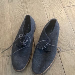 The rail mens gray wool blend Oxford shoe. Size 45.